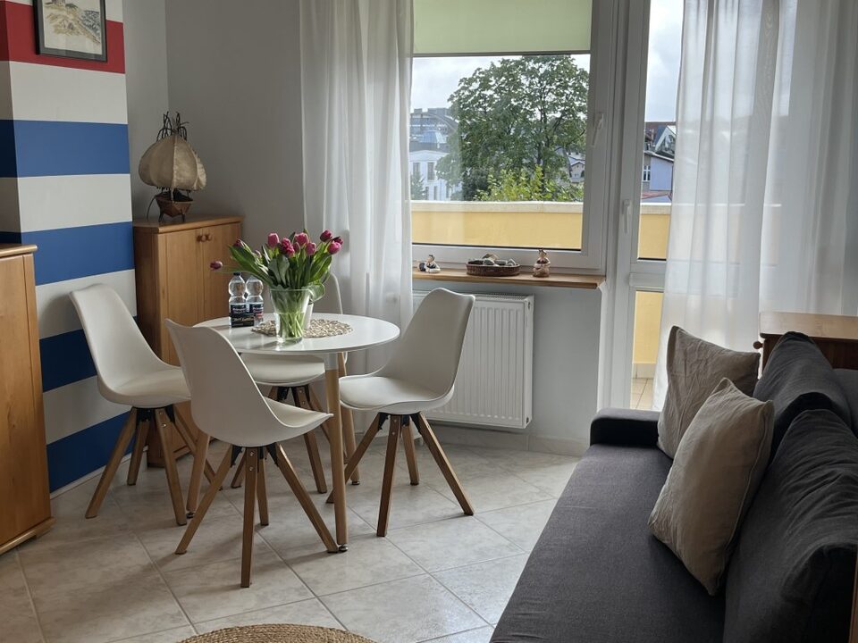 Spiseplads ved altanvinduet – Lejlighed Statek 114, Międzyzdroje