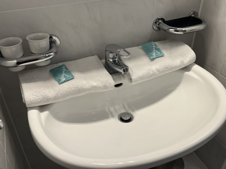 Lavabo avec serviettes – Appartement Statek 114, Międzyzdroje