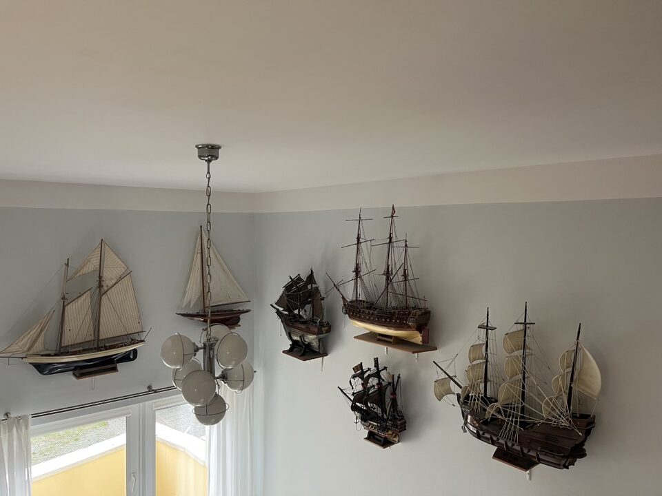 Maquettes de voiliers au mur – Appartement Statek 114, Międzyzdroje
