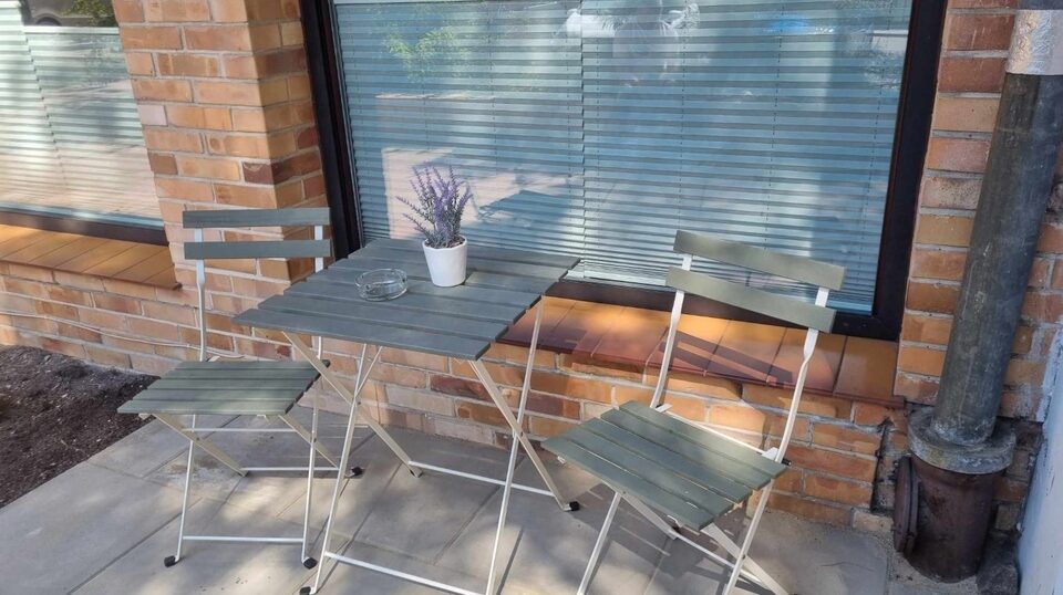 Table et chaises devant l'appartement – Appartement Turystyczna, Międzyzdroje