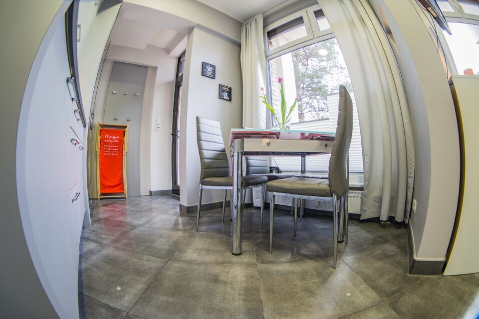 Coin repas près de la porte de la terrasse – Appartement Turystyczna, Międzyzdroje