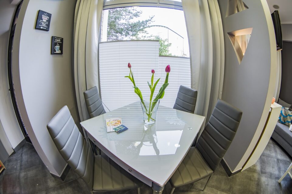 Table à manger près de la fenêtre – Appartement Turystyczna, Międzyzdroje