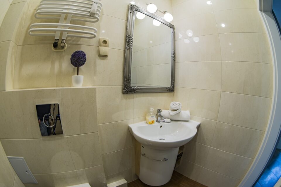Salle de bains avec lavabo et miroir – Appartement Turystyczna, Międzyzdroje