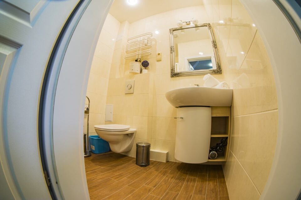 Salle de bains avec WC et lavabo – Appartement Turystyczna, Międzyzdroje