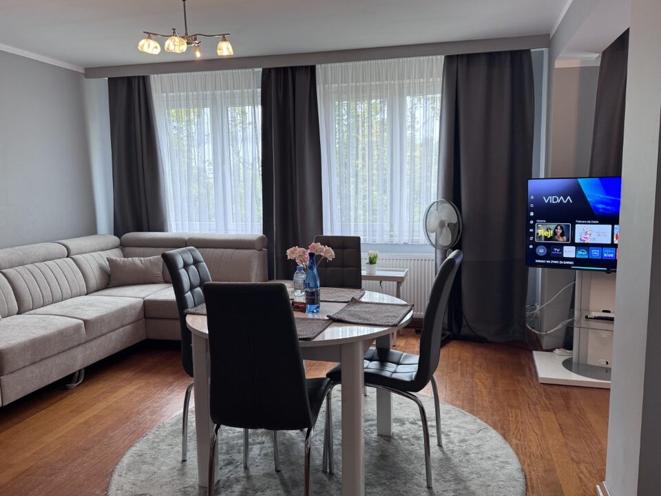 Stue med spiseplads og tv – Lejlighed Villa Mare, Międzyzdroje