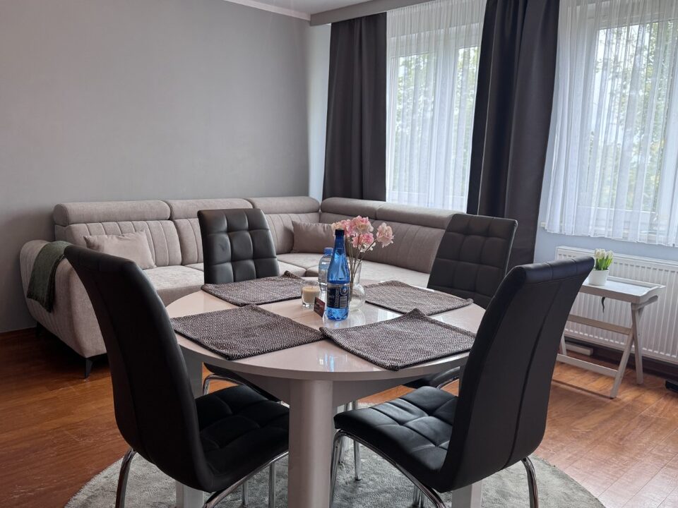 Stue med hjørnesofa og bord – Lejlighed Villa Mare, Międzyzdroje
