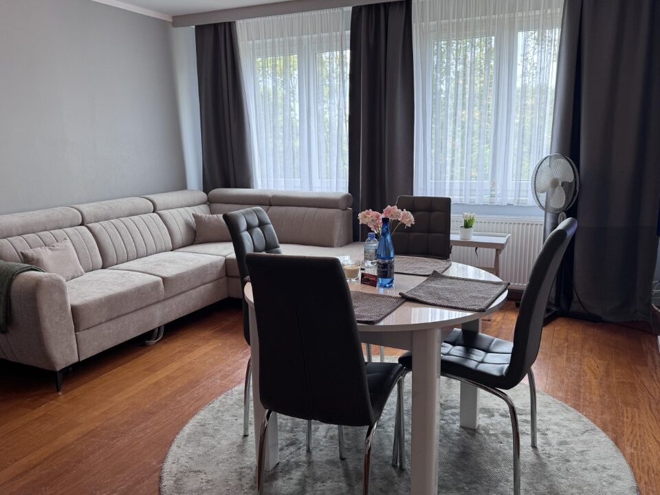 Hjørnesofa og bord i stuen – Lejlighed Villa Mare, Międzyzdroje