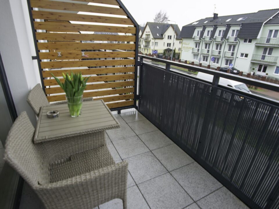 Balcon avec mobilier en rotin – Appartement avec balançoire, Międzyzdroje