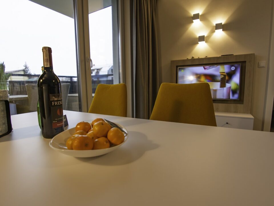 Spisebord og tv – Lejlighed med gynge, Międzyzdroje