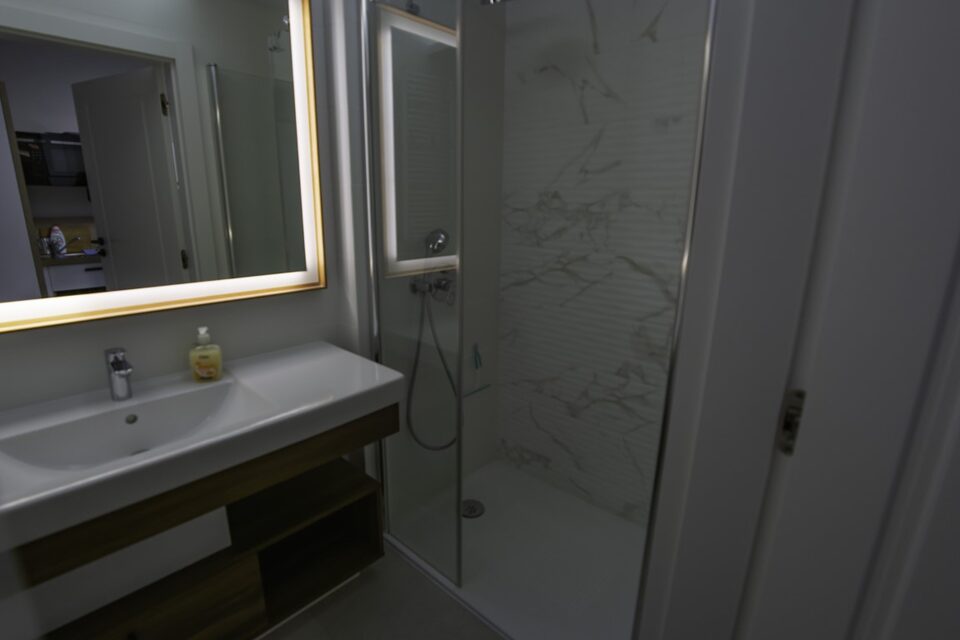 Salle de bains avec douche et miroir lumineux – Appartement avec balançoire, Międzyzdroje
