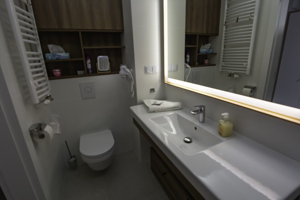 Salle de bains avec lavabo et WC – Appartement avec balançoire, Międzyzdroje