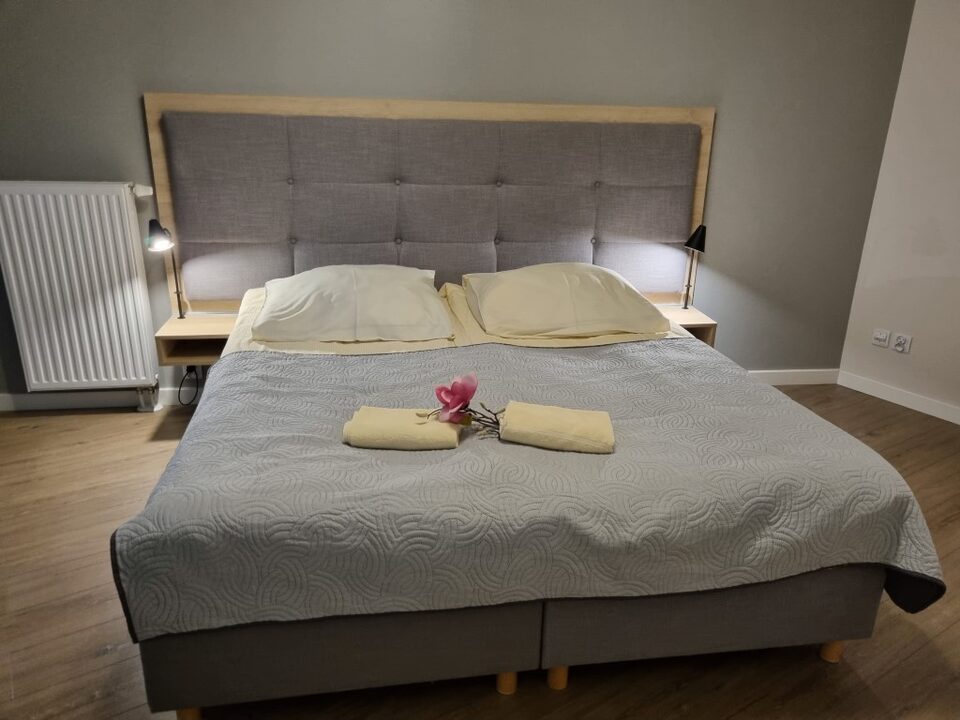 Chambre avec lit boxspring – Appartement avec balançoire, Międzyzdroje