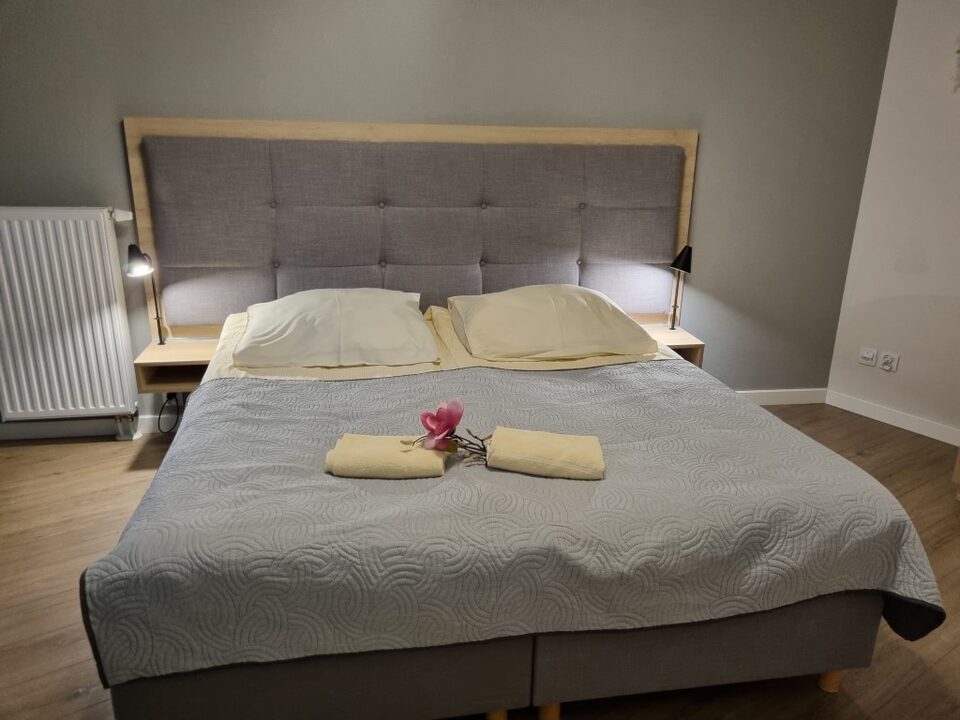 Lit double à tête de lit capitonnée – Appartement avec balançoire, Międzyzdroje