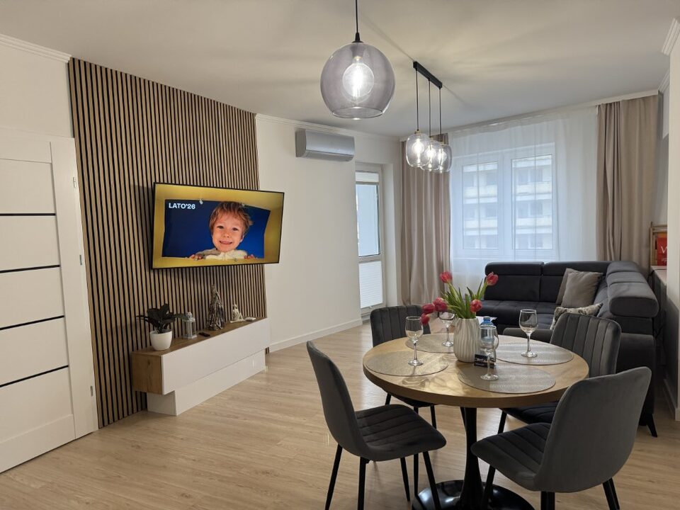 Rundt spisebord og tv-hjørne – Statek 416 med sauna og havudsigt, Międzyzdroje