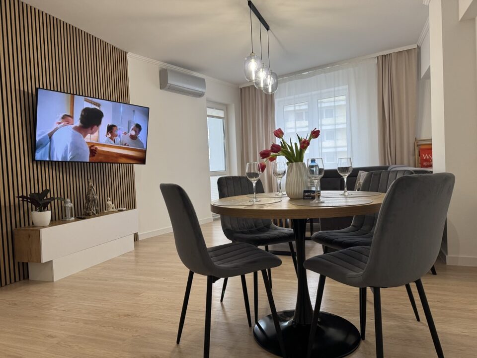 Spiseplads med aircondition i stuen – Statek 416 med sauna og havudsigt, Międzyzdroje