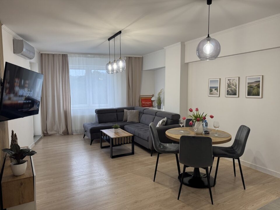Rummelig stue med hjørnesofa og spiseplads – Statek 416 med sauna og havudsigt, Międzyzdroje