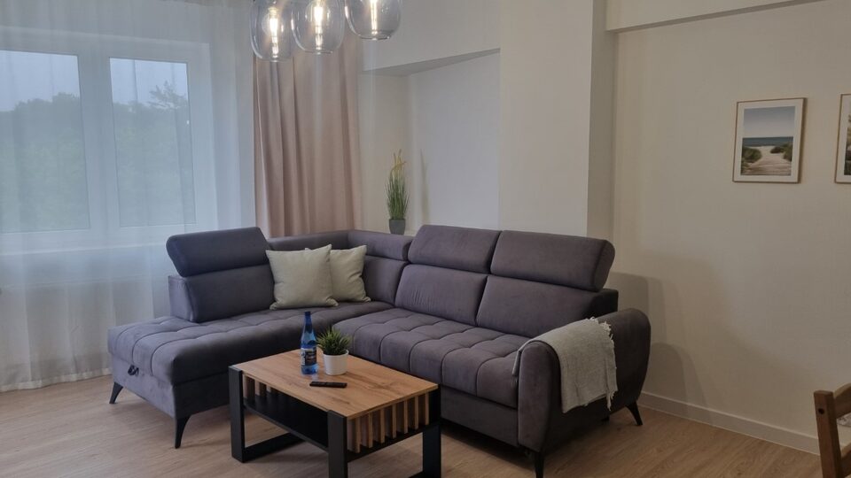 Stue med hjørnesofa og sofabord – Statek 416 med sauna og havudsigt, Międzyzdroje