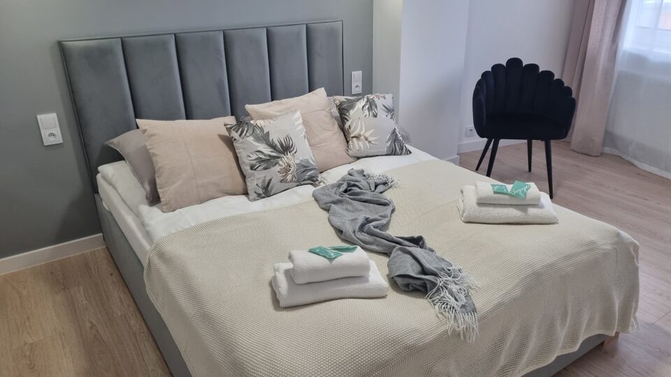 Soveværelse med polstret seng – Statek 416 med sauna og havudsigt, Międzyzdroje