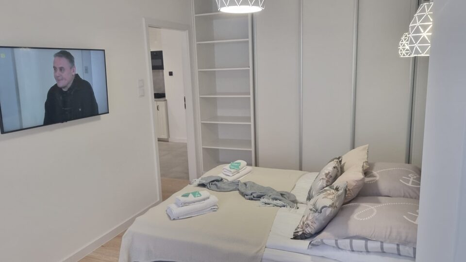 Soveværelse med seng og tv – Statek 416 med sauna og havudsigt, Międzyzdroje