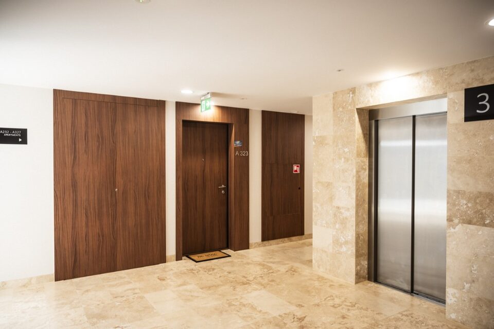 Couloir avec ascenseur dans l'immeuble – Appartement Baltic Waves Resort A323, Międzyzdroje