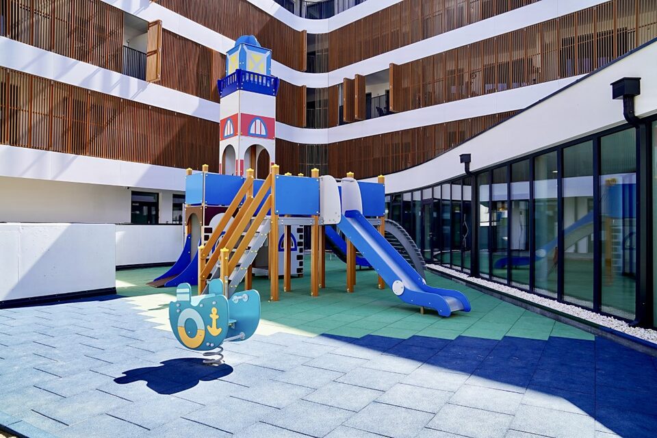 Aire de jeux dans la cour du resort – Appartement Baltic Waves Resort A323, Międzyzdroje