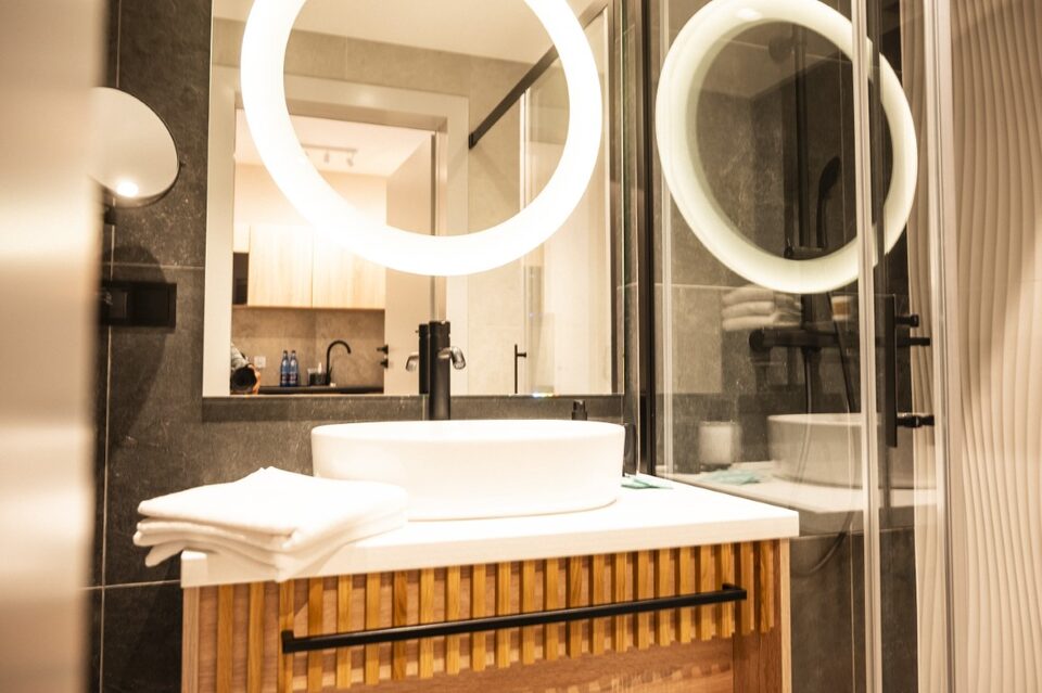 Salle de bains avec miroir lumineux – Appartement Baltic Waves Resort A323, Międzyzdroje