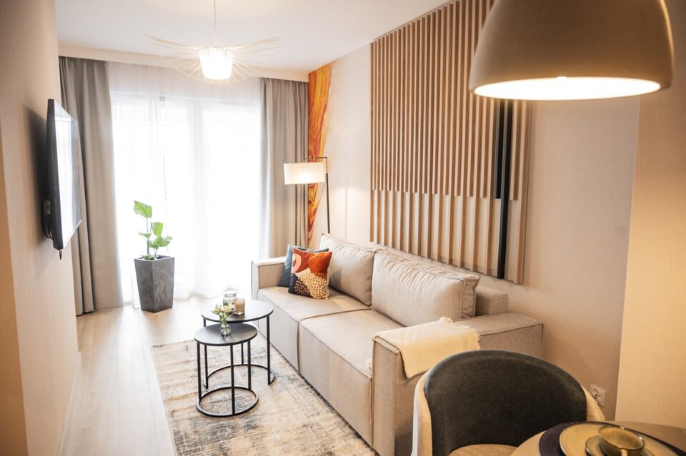 Stue med sofa og tv – Lejlighed Baltic Waves Resort A323, Międzyzdroje