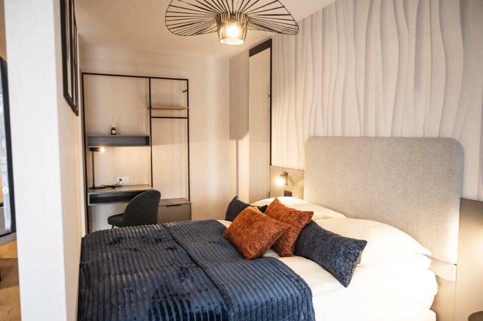 Lit double et bureau dans la chambre – Appartement Baltic Waves Resort A323, Międzyzdroje