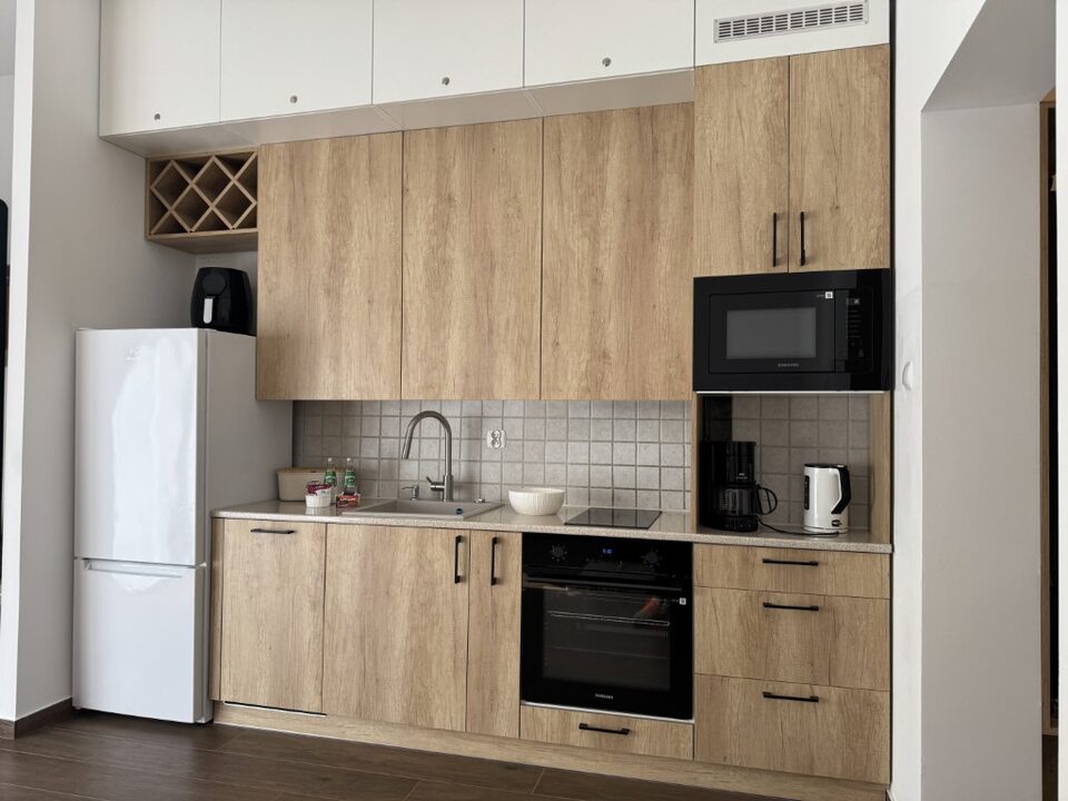 Cuisine avec four et réfrigérateur – Logement Marea Gold, Międzyzdroje