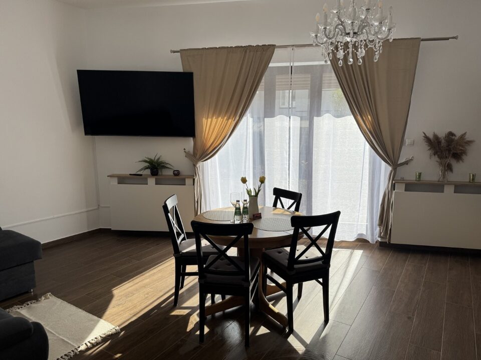 Coin repas et télévision dans le séjour – Logement Marea Gold, Międzyzdroje