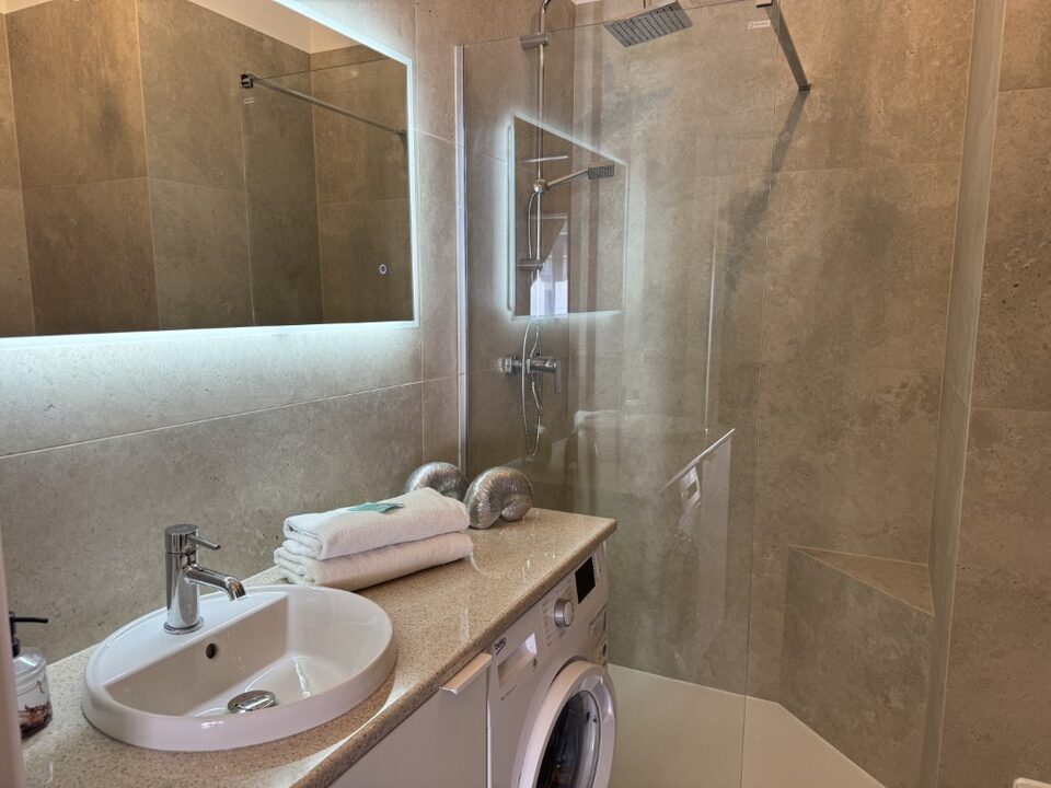 Douche à l'italienne dans la salle de bains – Logement Marea Gold, Międzyzdroje
