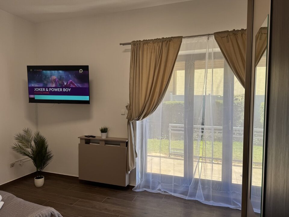 Pièce avec télévision et accès au jardin – Logement Marea Gold, Międzyzdroje