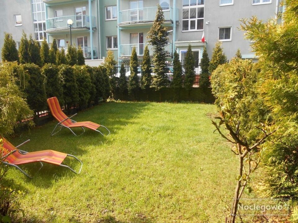 Jardin avec transats près des chambres d'hôtes – Chambres d'hôtes, Międzyzdroje