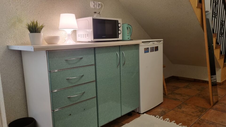 Kitchenette avec micro-ondes et réfrigérateur – Chambres d'hôtes, Międzyzdroje