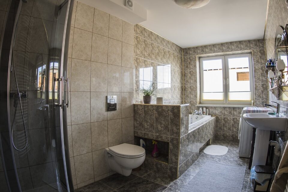 Salle de bains avec baignoire et douche – Chambres d'hôtes, Międzyzdroje
