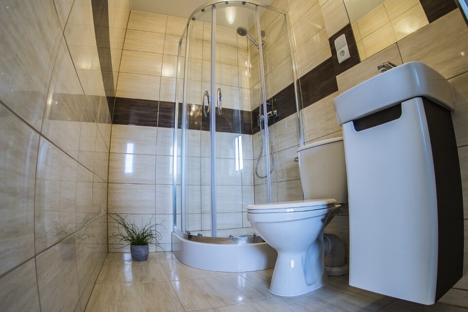 Salle de bains avec cabine de douche – Chambres d'hôtes, Międzyzdroje