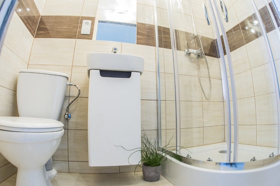 Cabine de douche et lavabo dans la salle de bains – Chambres d'hôtes, Międzyzdroje