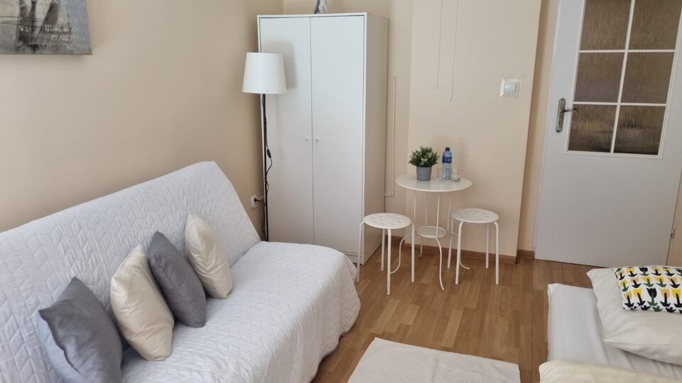 Værelse med sofa og lille bord – Gæsteværelser, Międzyzdroje