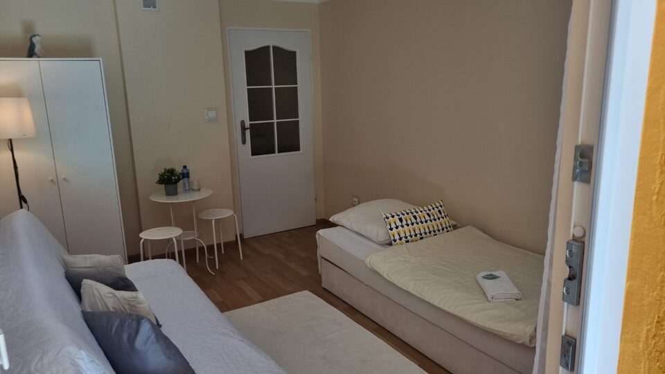 Værelse med seng og sofa – Gæsteværelser, Międzyzdroje