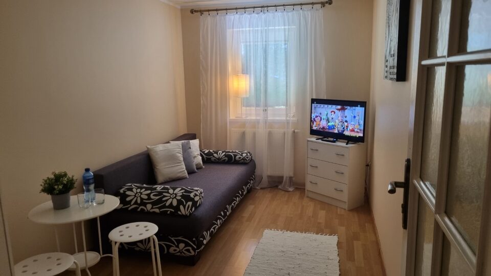 Chambre avec canapé et télévision – Chambres d'hôtes, Międzyzdroje