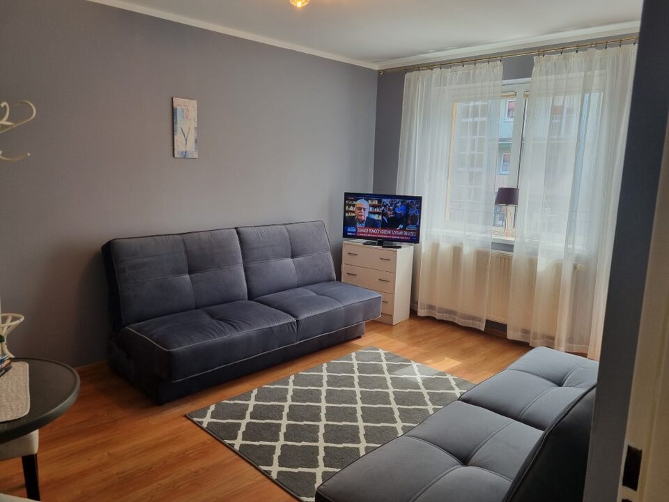 Chambre avec deux canapés et télévision – Chambres d'hôtes, Międzyzdroje