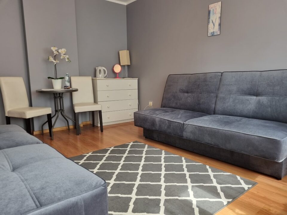 Séjour avec canapé et petite table – Chambres d'hôtes, Międzyzdroje