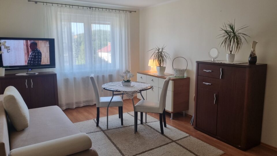 Chambre avec télévision et petite table – Chambres d'hôtes, Międzyzdroje