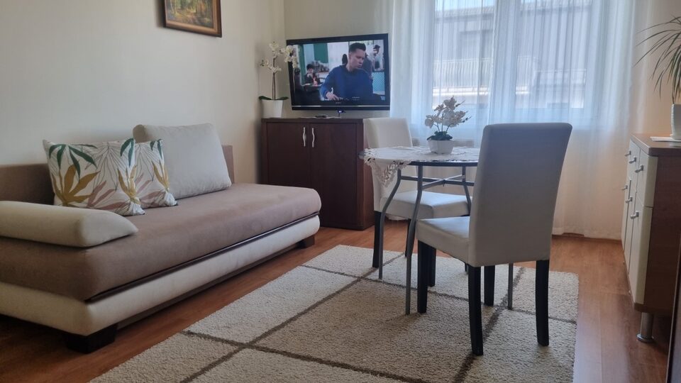 Chambre avec canapé et table – Chambres d'hôtes, Międzyzdroje