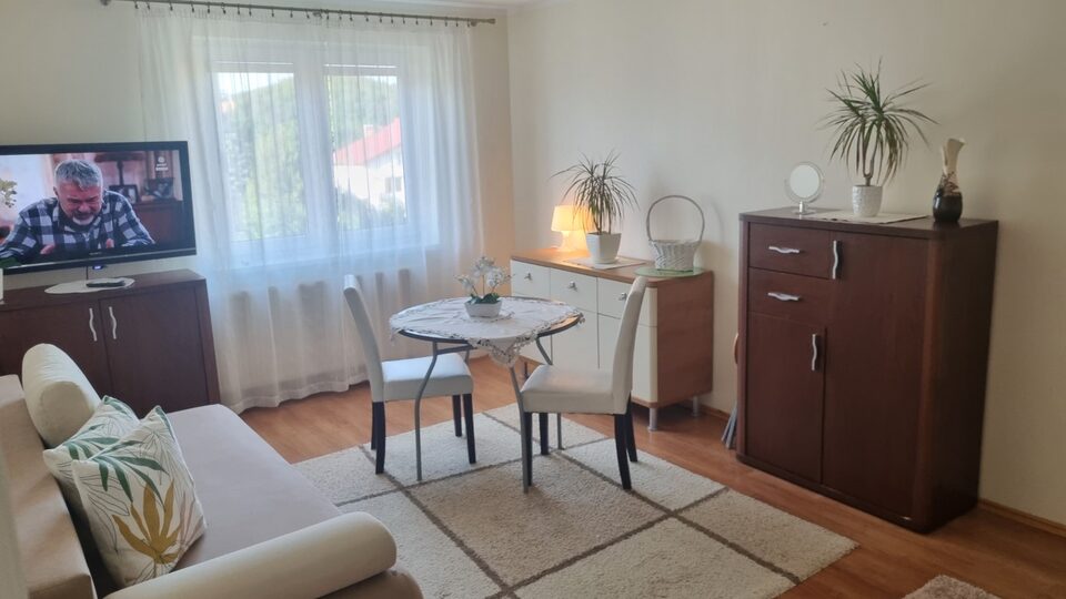 Chambre lumineuse avec canapé et télévision – Chambres d'hôtes, Międzyzdroje