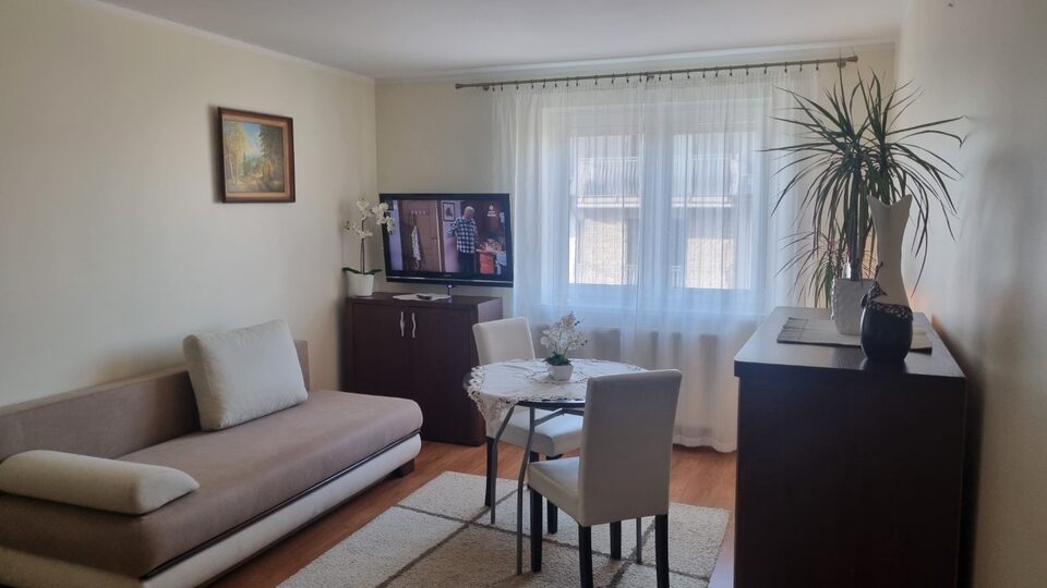 Chambre avec canapé, table et commode – Chambres d'hôtes, Międzyzdroje