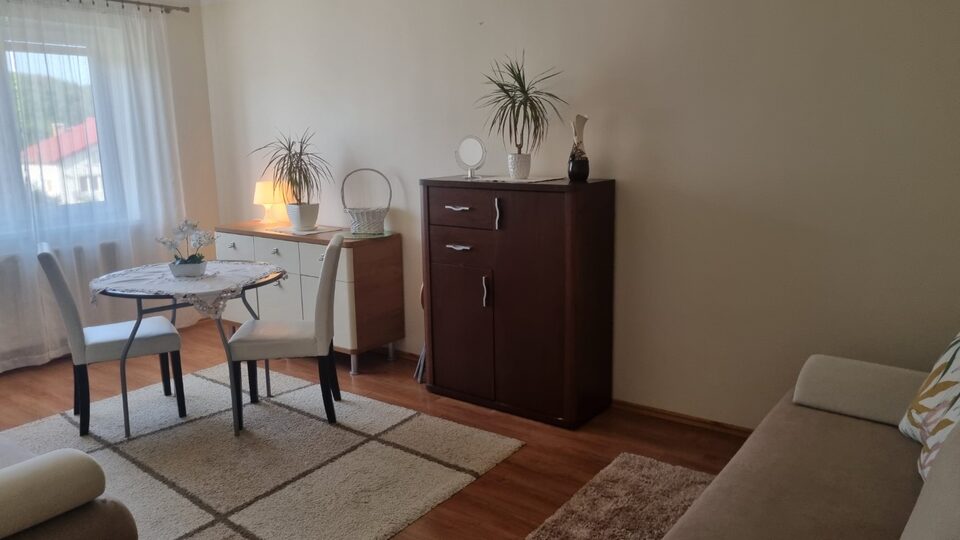 Chambre avec table près de la fenêtre – Chambres d'hôtes, Międzyzdroje