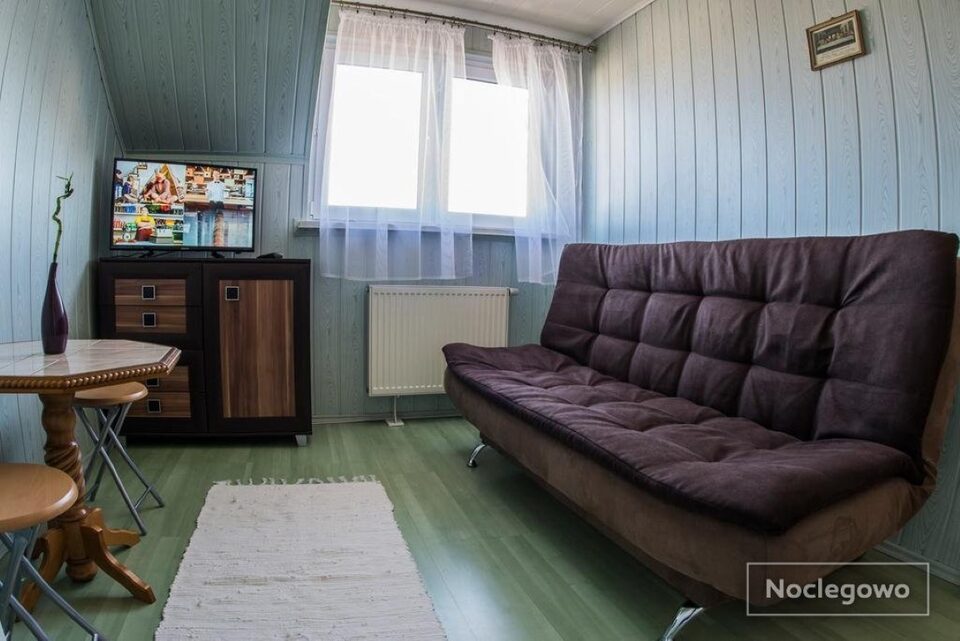 Chambre mansardée avec canapé et télévision – Chambres d'hôtes, Międzyzdroje