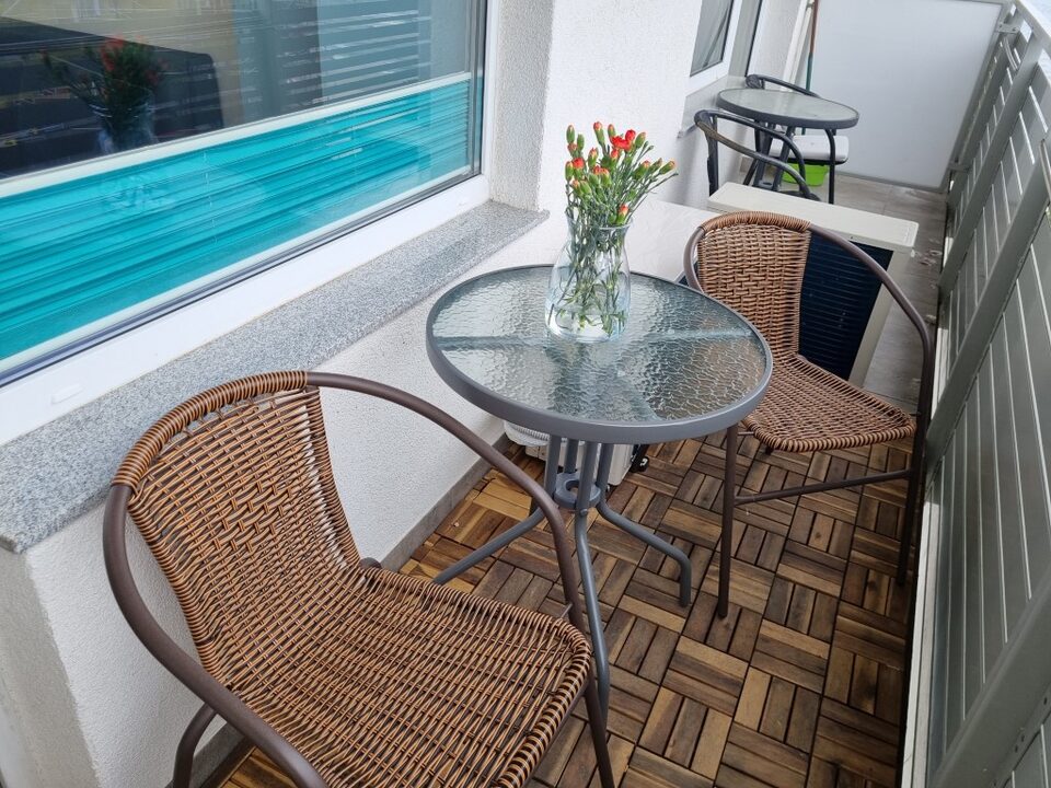 Balcon avec table au 8e étage – Appartement Slavia 811, Międzyzdroje