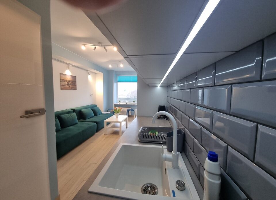 Kitchenette et chambre avec canapé – Appartement Slavia 811, Międzyzdroje
